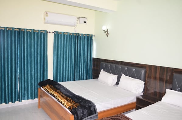 Deluxe Quadruple Room, City View | Free WiFi, bed sheets