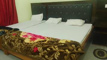 Deluxe Triple Room, City View | Free WiFi, bed sheets