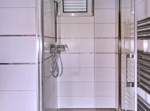 Lägenhet (One Bedroom Apartment with Terrace) | Badrum | Dusch och handdukar