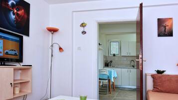 Apartment (One Bedroom Apartment with Terrace) | Wohnzimmer | 32-Zoll-Flachbildfernseher mit Kabelempfang