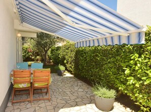 Lägenhet (One Bedroom Apartment with Terrace) | Vardagsrum | 32-tums platt-tv med kabelkanaler