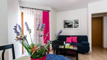 Apartament (One Bedroom Apartment with Terrace) | Sala d'estar | Televisor de pantalla plana de 32 polzades amb canals per cable