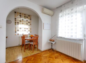 Apartment (One Bedroom Apartment with Balcony) | Esszimmer