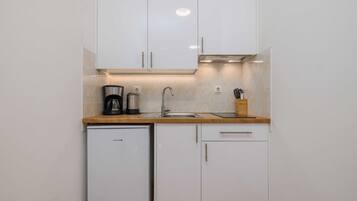 Studio (Studio Apartment) | Private kitchen | Fridge