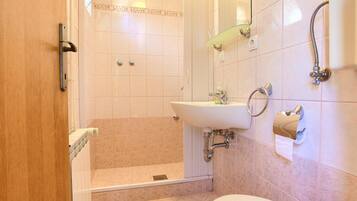 Apartment (One Bedroom Apartment with Terrace) | Badezimmer | Dusche, Handtücher