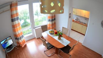 Apartment (Two Bedroom Apartment with Terrace an) | Dining room