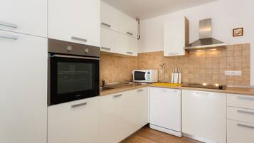 Appartement (Two Bedroom Apartment with Terrace) | Privékeuken | Een koelkast