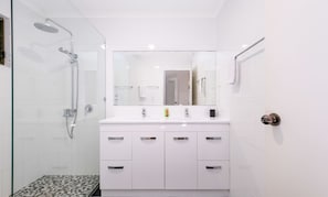 Dusche, Haartrockner, Handtücher, Seife