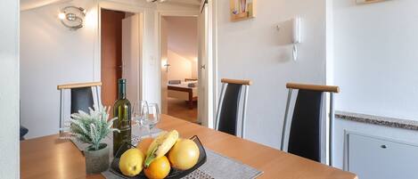 Apartment (Comfort Two Bedroom Apartment) | Esszimmer