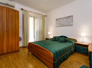 2 bedrooms, free WiFi - Sunny and Sleek Krk Rooms With Balcony (Krk)