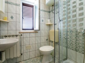 Apartment (Classic Double Room with Balcony) | Bathroom | Shower, towels