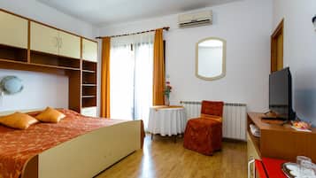 Apartment (Standard Double Room with Balcony) | 2 Schlafzimmer, kostenloses WLAN