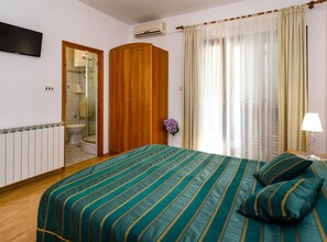 Apartment (Classic Double Room with Balcony) | 2 bedrooms, free WiFi