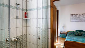 Apartment (Classic Double Room with Balcony) | Badezimmer | Dusche, Handtücher