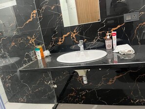 Bidet, serviettes fournies, savon, papier toilette