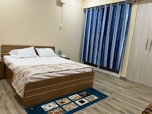 3 chambres, fer et planche à repasser, Wi-Fi, draps fournis