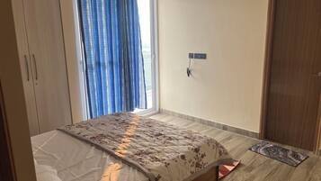 3 habitaciones, tabla de planchar con plancha, wifi y ropa de cama