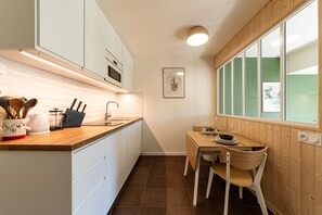 Kühlschrank, Mikrowelle, Geschirrspüler, Wasserkocher