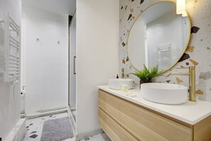 Shower, hair dryer, towels - TBS 123 - Fabulous apartment in the Marais (Paris)
