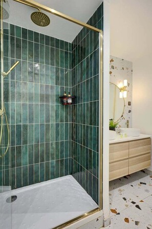 Shower, hair dryer, towels - TBS 123 - Fabulous apartment in the Marais (Paris)