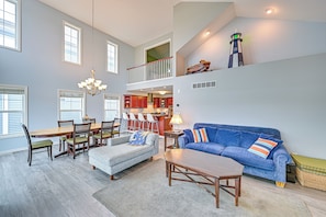Books, stereo - St Joseph River, Lake Michigan Access: Luxury Home (St Joseph)