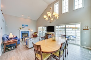 Books, stereo - St Joseph River, Lake Michigan Access: Luxury Home (St Joseph)
