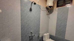 Uma casa de banho moderna com sanita, bidé e chuveiro.