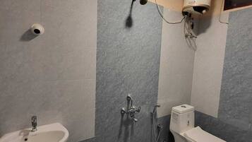 Deluxe Room | Bathroom | Shower, towels, soap, shampoo