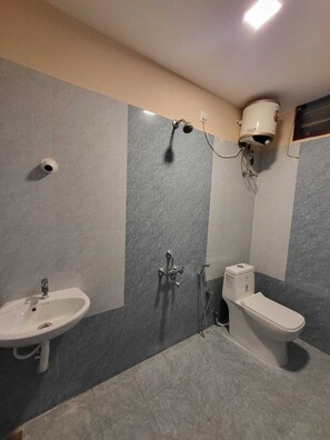 Deluxe Room | Bathroom | Shower, towels, soap, shampoo - Panakal Park Homestay (Villianur)
