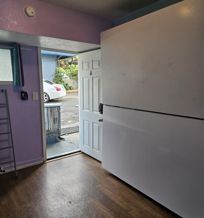 Budget Downtown Studio C  with Dedicated Queen Bed, AC, WIFI & 4 free Streamers!