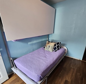 1 bedroom, iron/ironing board, internet, bed sheets