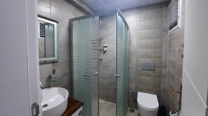 Suihku, hiustenkuivaaja, tohvelit, pyyhkeet