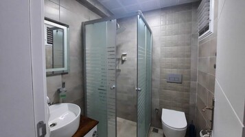 Ducha, secador de pelo, zapatillas y toallas