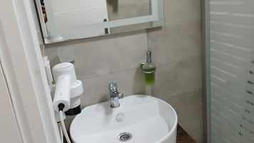 Buồng tắm vòi sen, máy sấy tóc, dép đi trong nhà, khăn tắm