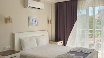 Classic-Doppelzimmer, Balkon, Poolblick | Verdunkelungsvorhänge, schallisolierte Zimmer, Bügeleisen/Bügelbrett