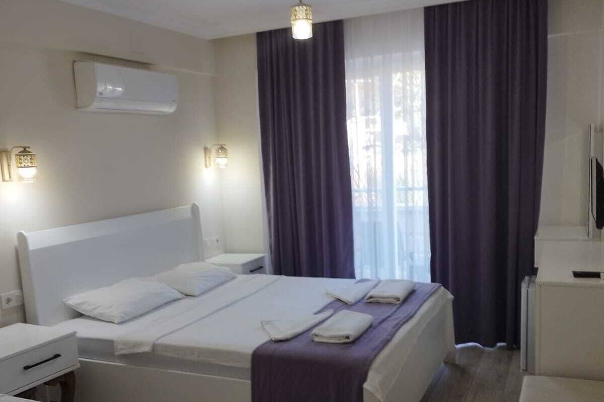 Rideaux occultants, chambres insonorisées, fer et planche à repasser