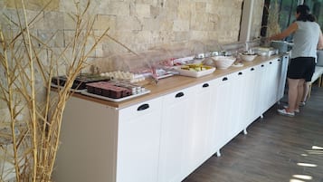 Bao gồm bữa sáng buffet hàng ngày