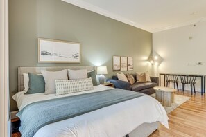 Iron/ironing board, Internet, bed sheets