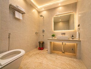 Kostenlose Toilettenartikel, Hausschuhe, Seife, Shampoo