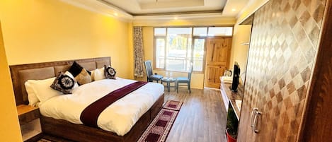 Phòng Premium, ban công, quang cảnh núi | Két bảo mật tại phòng, bàn, khu vực làm việc phù hợp cho laptop