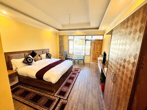 Premium kamer, balkon, uitzicht op bergen | Een kluis op de kamer, een bureau, een laptopwerkplek