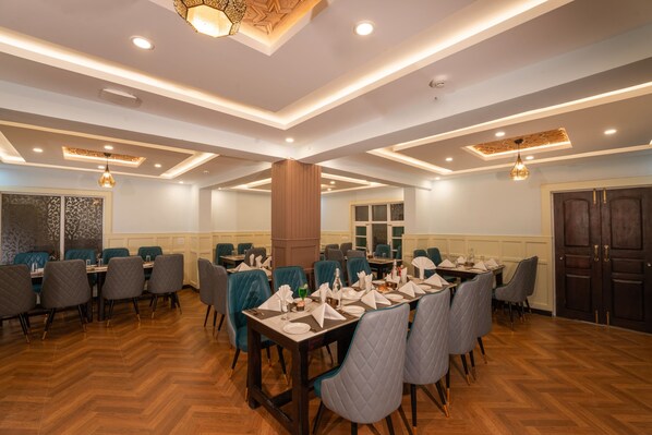 Een kluis op de kamer, een bureau, een laptopwerkplek