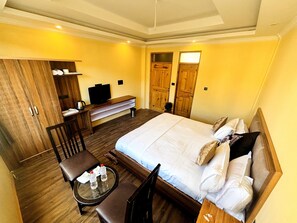 Premium-Zimmer, Balkon, Bergblick | Zimmersafe, Schreibtisch, laptopgeeigneter Arbeitsplatz