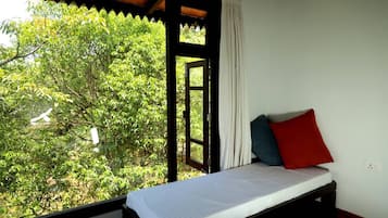 全景开间套房, 阳台, 山景 | 办公桌、笔记本电脑工作区