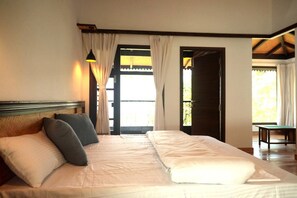 Deluxe-Doppelzimmer, Balkon, Hügelblick | Schreibtisch, laptopgeeigneter Arbeitsplatz