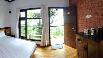 Deluxe-Doppelzimmer, Balkon, Hügelblick | Schreibtisch, laptopgeeigneter Arbeitsplatz