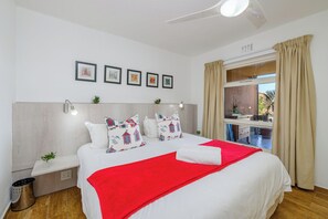 2 chambres, coffres-forts dans les chambres, fer et planche à repasser