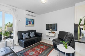 Standard Villa, Garden View | Living area | 40-inch flat-screen TV with satellite channels - San Lameer Villa 2006 (Southbroom)