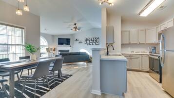 Fridge, microwave, stovetop, dishwasher