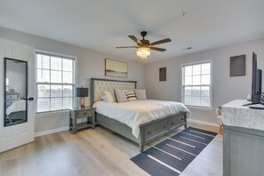2 bedrooms, desk, iron/ironing board, internet